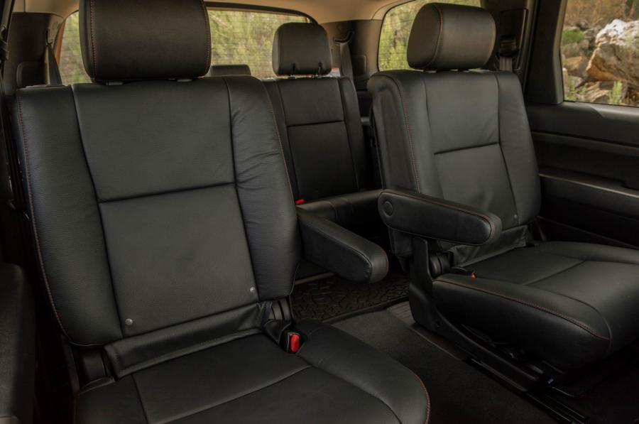Интерьер Toyota Sequoia TRD Pro 2019 года  (фото 17 из 42)